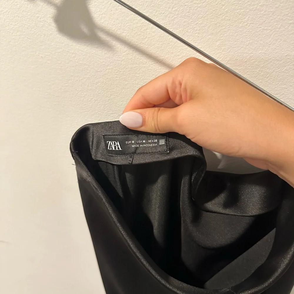 Elegant Black Satin Skirt - Picture 4 of 4